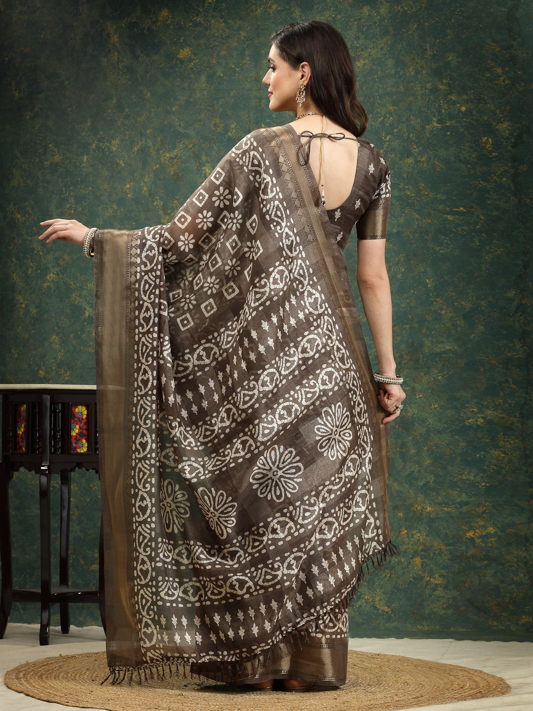 Stylum Women's Batik Print Cotton Blend Saree (Browndaabu)