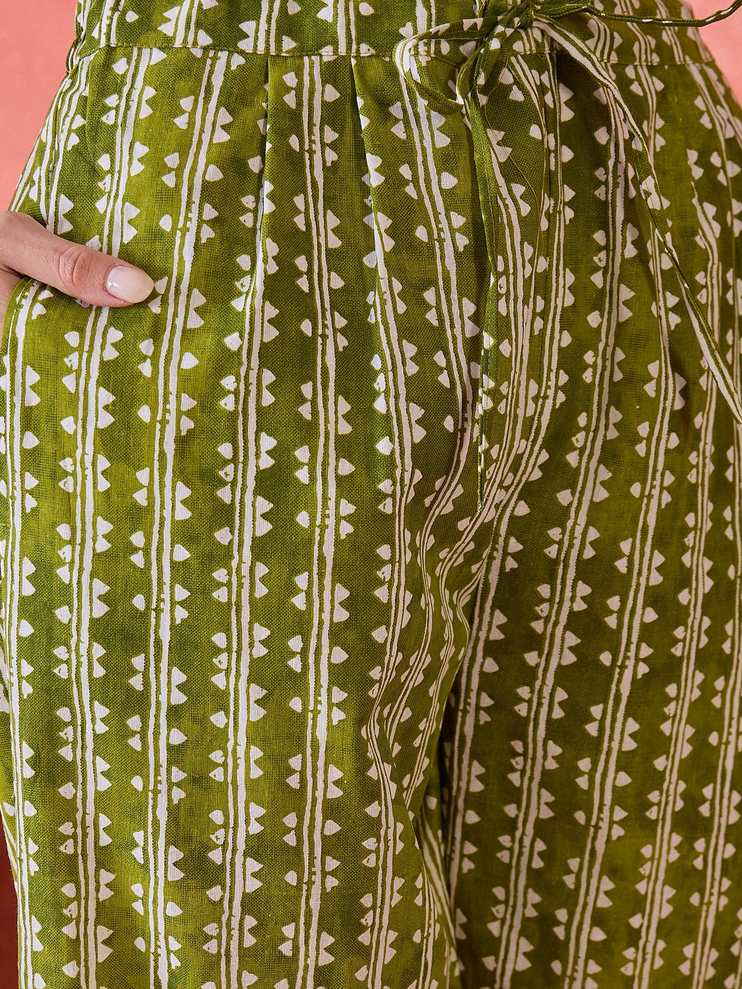Stylum Women's Green Floral Printed Cotton Straight Kurta Pant Set (KPGREENMANALI)