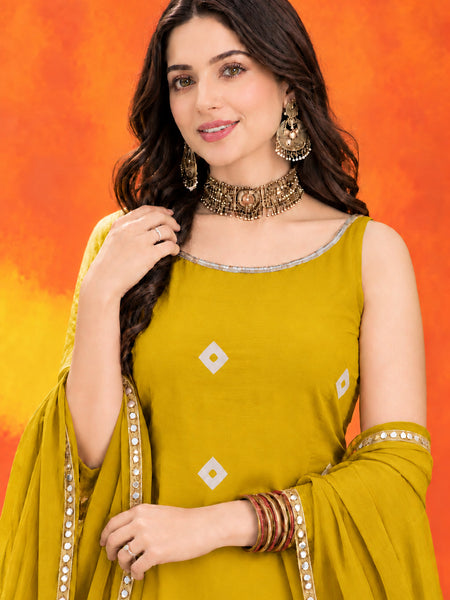 Stylum Women's Mustard Bandhani Printed Rayon Straight Short Kurti Skirt Dupatta Set (KSDMUSTAAINA)