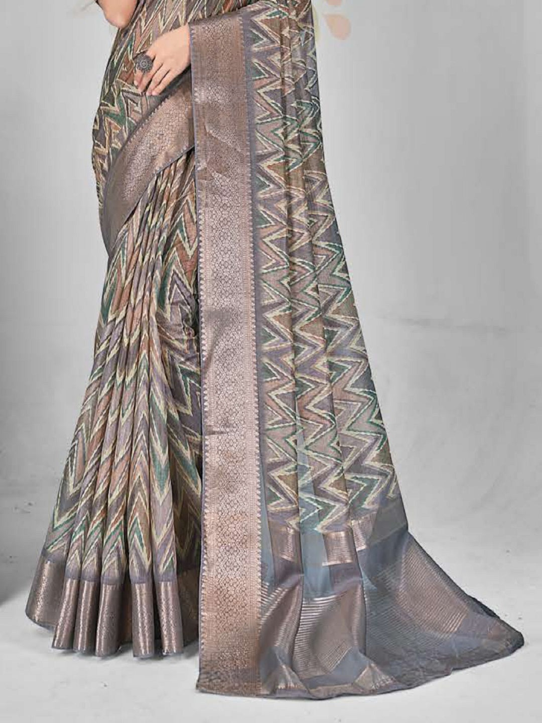 Stylum Women's Grey Zig-Zag Print With Zari Border Cotton Saree (SRSHAZIYAGREY)