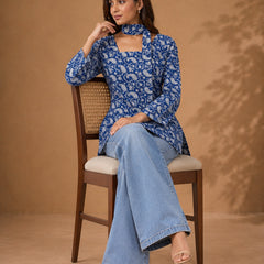 Stylum Women's Blue Paisley Printed Cotton Straight Top (TOPBLUETRUNK)